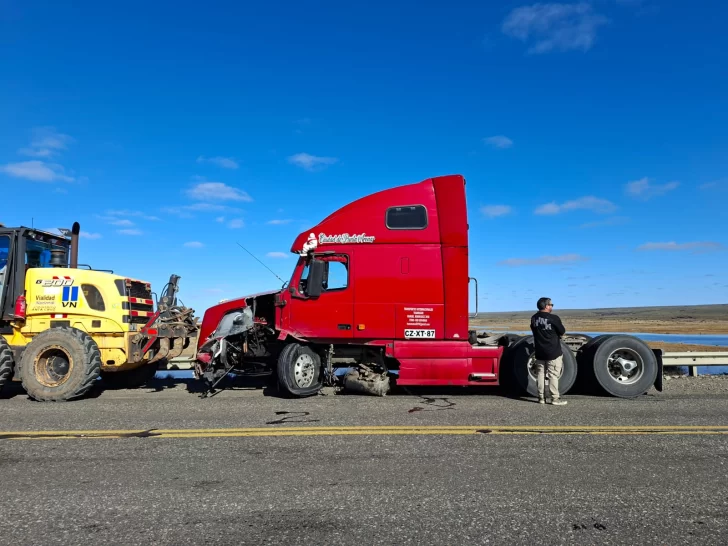 Un camión que transportaba cemento a Punta Arenas chocó contra un guardarraíl cerca de Río Coyle