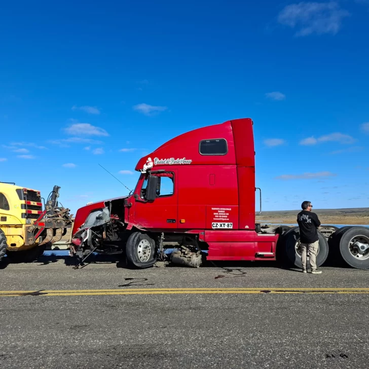 Un camión que transportaba cemento a Punta Arenas chocó contra un guardarraíl cerca de Río Coyle Un camión que transportaba cemento a Punta Arenas chocó contra un guardarraíl cerca de Río Coyle
