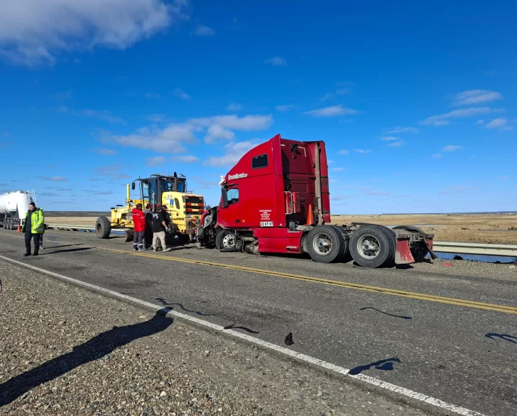  Personal de Vialidad Nacional dio una mano en el procedimiento. FOTO: POLICÍA SANTA CRUZ
