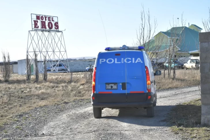 Demoraron a un encargado del motel Eros: su expareja lo acusa de amenazarla con un arma de fuego