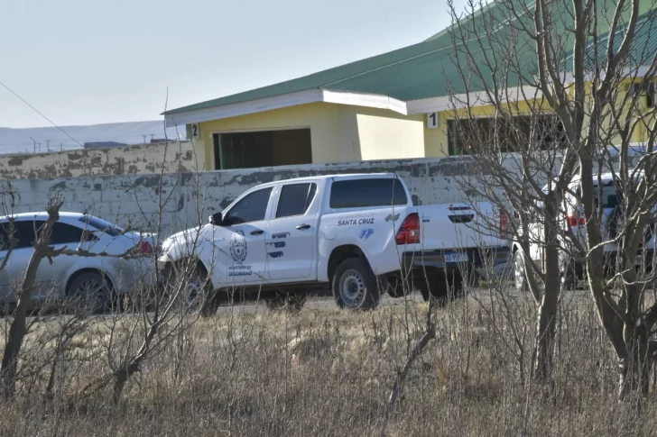 Demoraron a un encargado del motel Eros: su expareja lo acusa de amenazarla con un arma de fuego