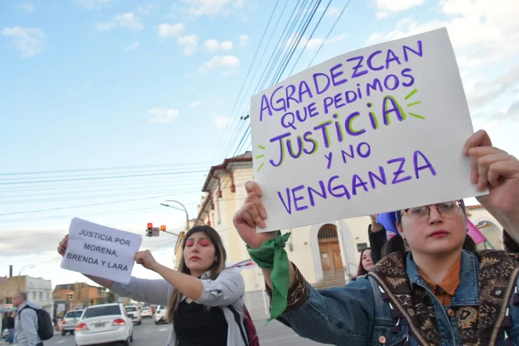 Río Gallegos marchó por el triple femicidio de Brenda, Morena y Lara