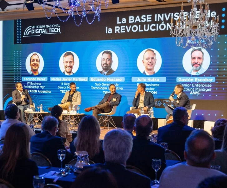  En el primer panel, La base invisible de la revolución digital, participaron Facundo Pérez, IT Business Relationship Mgr. en Volkswagen Argentina; Matías Martinez, IT Regional Senior Manager en Tecpetrol; Eduardo Daniel Mascaro, Sub Gerente de Tecnología Operativa en TGN; y Julio Cesar Hutka, B2B Business Director en Telecom Argentina, con la moderación de Gastón Escobar, Senior Enterprise Account Manager en Amazon Web Services (AWS).