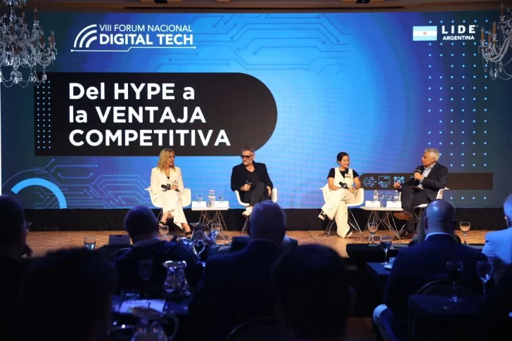  Del hype a la ventaja competitiva con la participación de Paula Bibini, Presidente de Nación Servicios; Juan Santiago, CEO & Fundador de Santex; y Camila Manera, Data & AI en Naranja X. Moderó Jorge Payró (Red Hat).