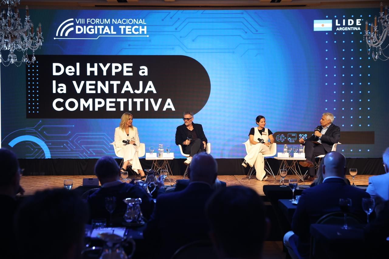  Del hype a la ventaja competitiva con la participación de Paula Bibini, Presidente de Nación Servicios; Juan Santiago, CEO & Fundador de Santex; y Camila Manera, Data & AI en Naranja X. Moderó Jorge Payró (Red Hat).