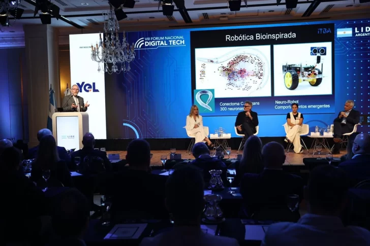  Pablo Gleiser, investigador del Departamento de Ciencias de la Vida, presentó una visión prospectiva sobre los vehículos autónomos del futuro en el highlights de Robótica bio inspirada.