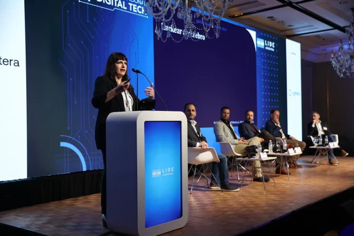  Cecilia Forcato, investigadora del ITBA expuso sobre la Neurotecnología del Futuro. Como directora del Laboratorio de Sueño y Memoria, compartió avances sobre neurociencia aplicados al procesamiento de datos y toma de decisiones.