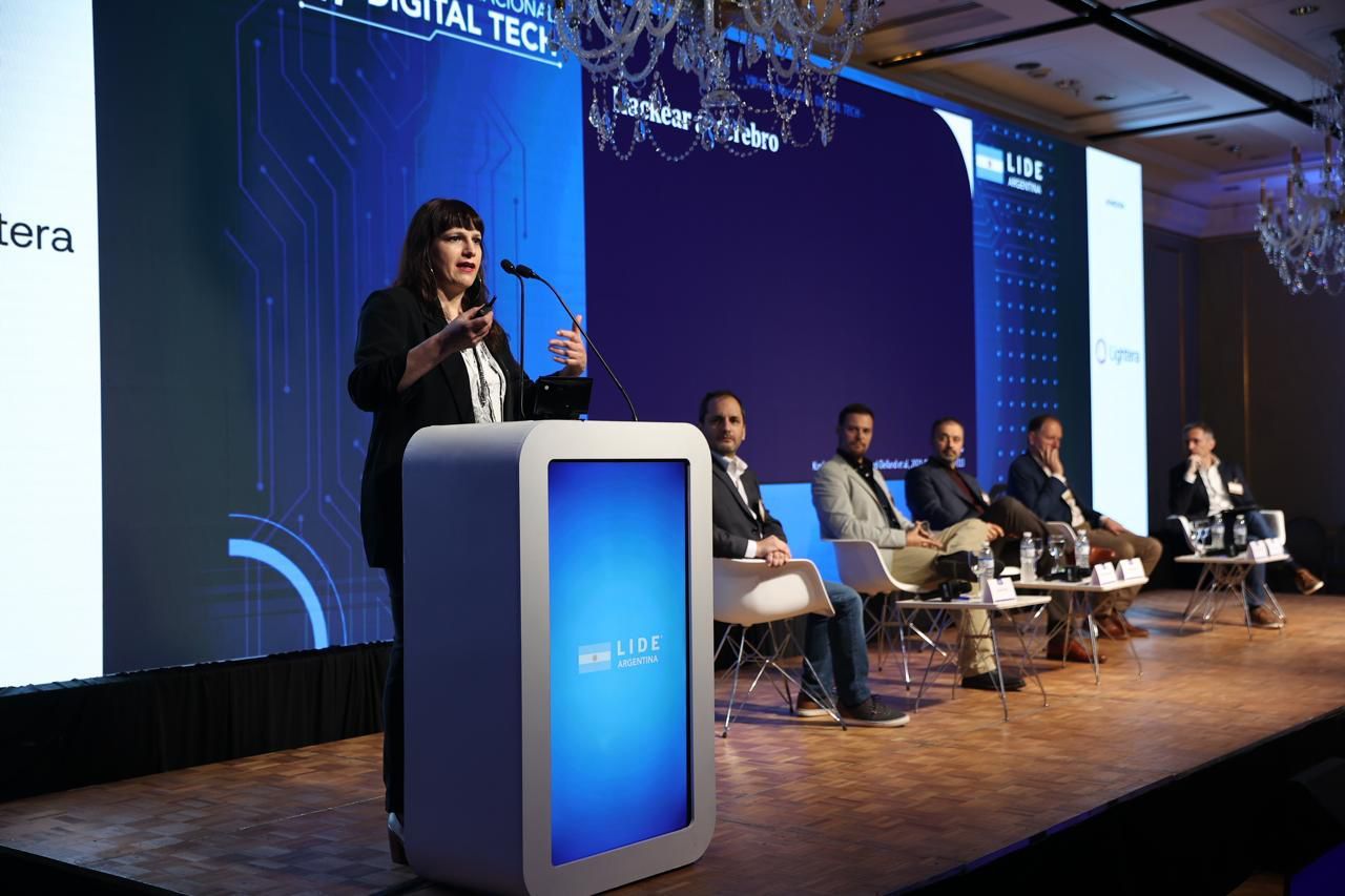  Cecilia Forcato, investigadora del ITBA expuso sobre la Neurotecnología del Futuro. Como directora del Laboratorio de Sueño y Memoria, compartió avances sobre neurociencia aplicados al procesamiento de datos y toma de decisiones.