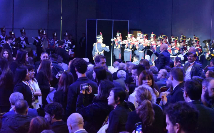  Regimiento de Granaderos a Caballo tocaron el Himno Nacional Argentino para dar apertura al acto de inauguración. FOTO: CAMILA FERRER POSE / LA OPINIÓN AUSTRAL.