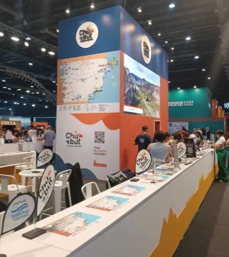 Chubut deslumbra en la Feria Internacional del Turismo 2025 con su stand y la magia de la ballena