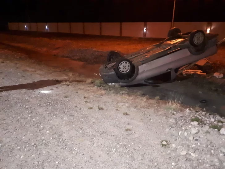 Un conductor alcoholizado terminó detenido tras protagonizar un vuelco en Gobernador Gregores