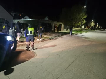 Indagaron y siguen presos los ladrones que tuvieron de rehén a un nene y robaron dólares Indagaron y siguen presos los ladrones que tuvieron de rehén a un nene y robaron dólares