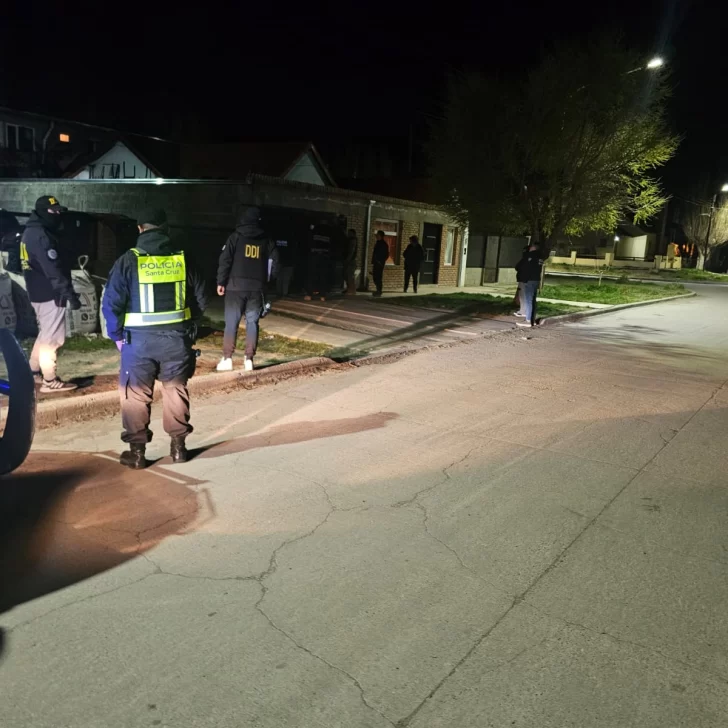 Indagaron y siguen presos los ladrones que tuvieron de rehén a un nene y robaron dólares Indagaron y siguen presos los ladrones que tuvieron de rehén a un nene y robaron dólares