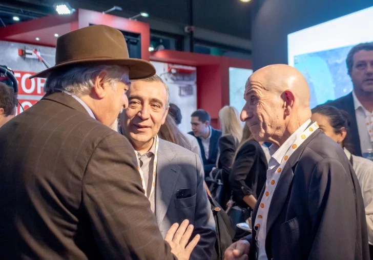  De izq. a der.: Othar Macharashvili, intendente de Comodoro; Jaime Álvarez, ministro de Energía y Minería de Santa Cruz; y José Lludgar, secretario General del Sindicato del Personal Jerárquico y Profesional del Petróleo y Gas.