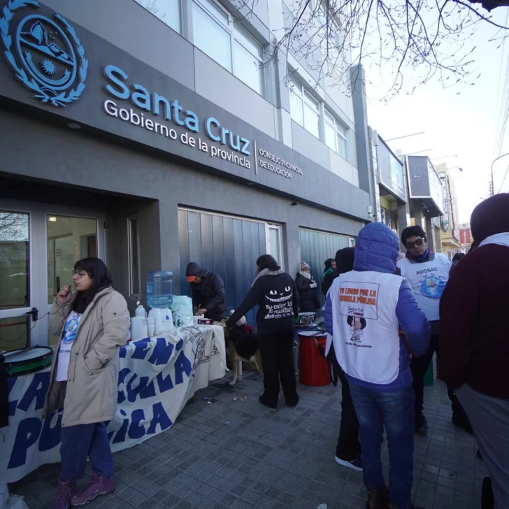 Educación en Santa Cruz: ADOSAC ratificó el paro de 48 horas y no habrá clases hasta el lunes Educación en Santa Cruz: ADOSAC ratificó el paro de 48 horas y no habrá clases hasta el lunes