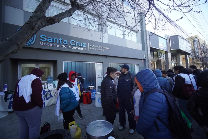 Paritaria docente en Santa Cruz: el Gobierno garantizó los cargos para el 2026 sin oferta de aumento salarial por lo que no hubo acuerdo de ADOSAC