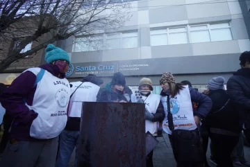 El gremio docente bloqueó el edificio de Educación en Río Gallegos: ratificó el paro por 48 horas contra los descuentos salariales El gremio docente bloqueó el edificio de Educación en Río Gallegos: ratificó el paro por 48 horas contra los descuentos salariales