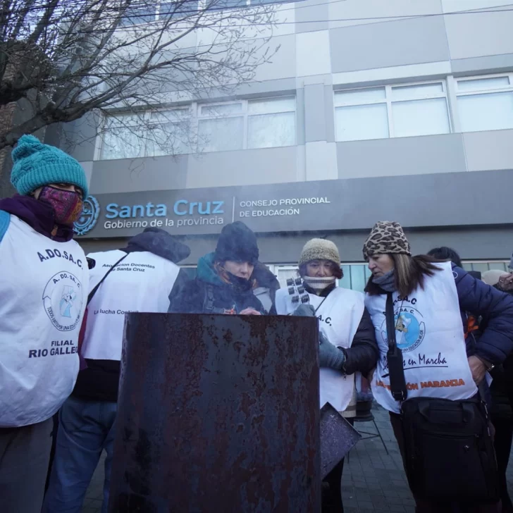 El gremio docente bloqueó el edificio de Educación en Río Gallegos: ratificó el paro por 48 horas contra los descuentos salariales El gremio docente bloqueó el edificio de Educación en Río Gallegos: ratificó el paro por 48 horas contra los descuentos salariales