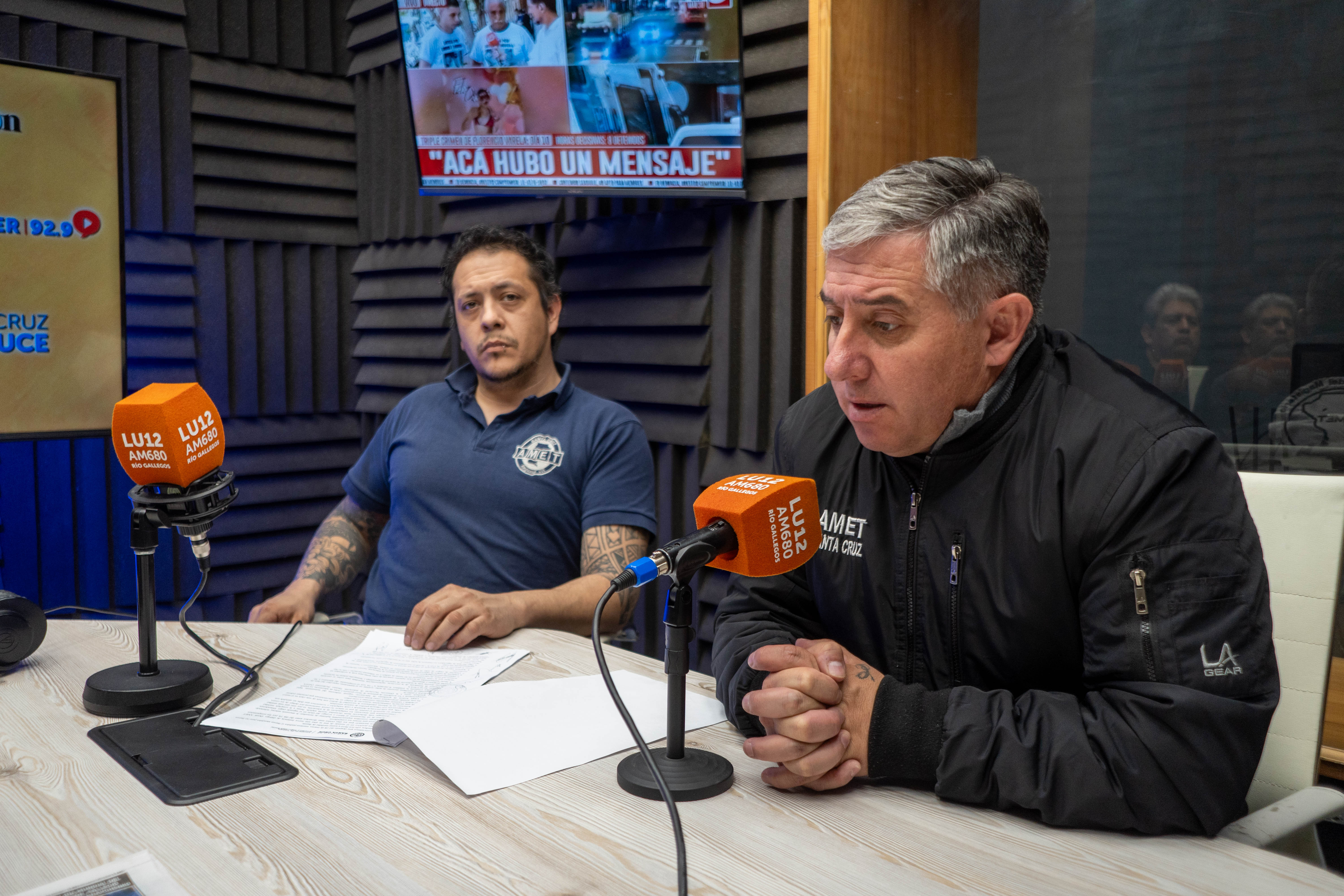  Los paritarios de la Asociación del Magisterio de Enseñanza Técnica (AMET), Enrique Lucero y Gustavo Basiglio, en su visita a LU12 AM680. FOTO: LEANDRO FRANCO/ LA OPINIÓN AUSTRAL