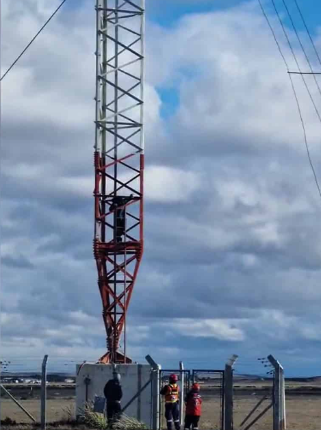 Tensión en Río Grande: un joven subió a una antena tras ser despedido y amenazó con tirarse
