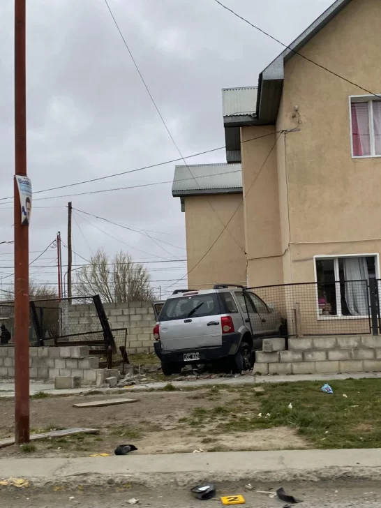 Un auto perdió el control y se incrustó contra una vivienda