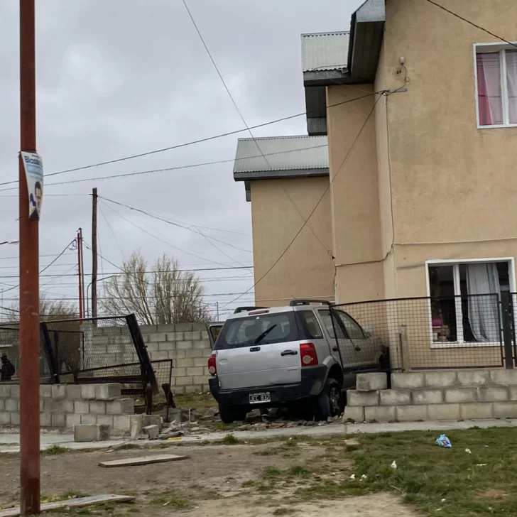 Un auto perdió el control y se incrustó contra una vivienda
