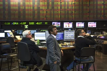 Tensión en los mercados: el riesgo país de Argentina superó los 1.400 puntos y los bonos caen hasta 12%