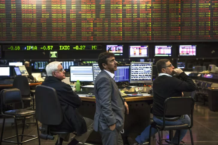 Tensión en los mercados: el riesgo país de Argentina superó los 1.400 puntos y los bonos caen hasta 12%