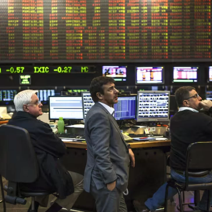 Tensión en los mercados: el riesgo país de Argentina superó los 1.400 puntos y los bonos caen hasta 12%