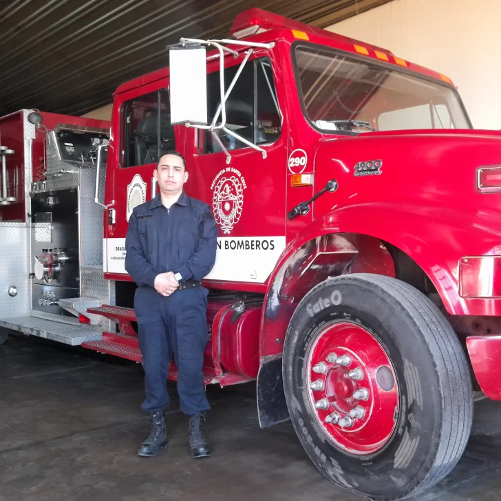 Bombero salvó a un bebé de un año que se estaba asfixiando en Río Gallegos Bombero salvó a un bebé de un año que se estaba asfixiando en Río Gallegos