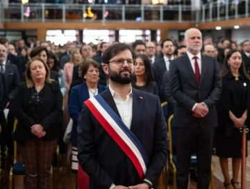 Polémica por un video de Gabriel Boric lustrándose los zapatos durante el Tedeum Evangélico Polémica por un video de Gabriel Boric lustrándose los zapatos durante el Tedeum Evangélico