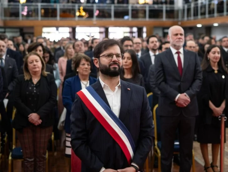 Polémica por un video de Gabriel Boric lustrándose los zapatos durante el Tedeum Evangélico
