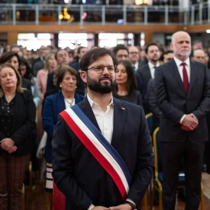 Polémica por un video de Gabriel Boric lustrándose los zapatos durante el Tedeum Evangélico Polémica por un video de Gabriel Boric lustrándose los zapatos durante el Tedeum Evangélico