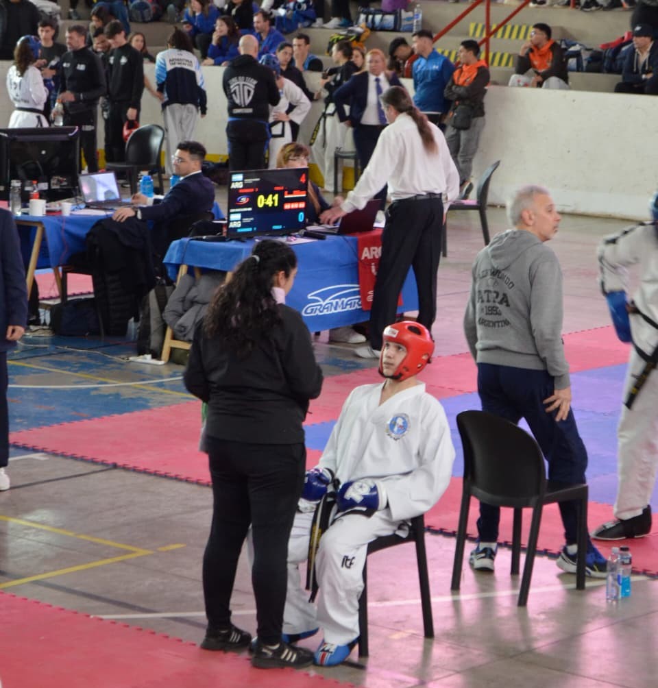  Benjamín Blanco, acompañado por su entrenadora Antonella Paime, representará a Las Heras y a Santa Cruz en el Mundial de Taekwondo ITF en Croacia, si logran reunir los fondos necesarios.