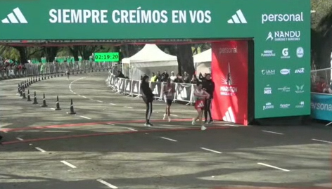  El momento en que Arbe cruza la meta, seguido de Rodríguez