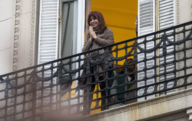 Un Tribunal pide opinión a Máximo y Florencia Kirchner por el decomiso de bienes de su madre