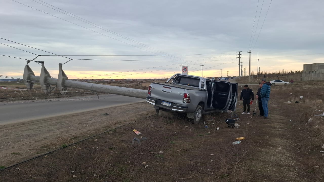  El poste de concreto quedó sobre la calle. FOTO: DALMA VIDAL / LA OPINIÓN AUSTRAL