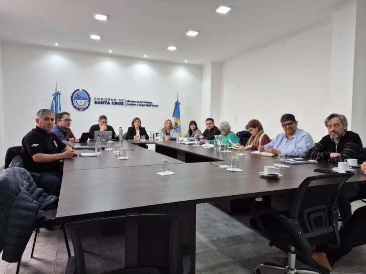  La paritaria entre el Poder Ejecutivo. ADOSAC y AMET. FOTO: LA OPINIÓN AUSTRAL