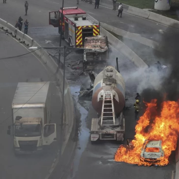 Fatal vuelco de camión de gas en México: al menos 4 muertos y 90 heridos Fatal vuelco de camión de gas en México: al menos 4 muertos y 90 heridos