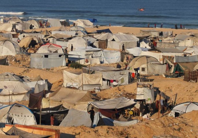  Palestinos deplazados en un campamento improvisado en la ciudad de Gaza el 18 de septiembre de 2025.