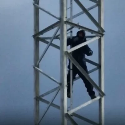 Tensión en Río Grande: un joven subió a una antena tras ser despedido y amenazó con tirarse