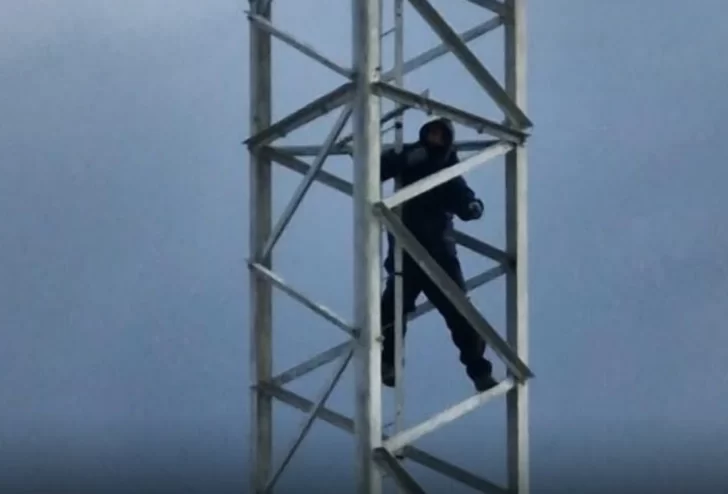 Tensión en Río Grande: un joven subió a una antena tras ser despedido y amenazó con tirarse