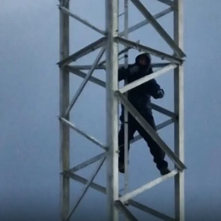 Tensión en Río Grande: un joven subió a una antena tras ser despedido y amenazó con tirarse