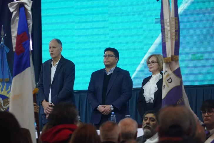  Christian Hoff, presidente de la Alianza Cristiana de Iglesias Evangélicas de la República Argentina (ACIERA), el gobernador Claudio Vidal y la secretaria de Estado de Culto, Mónica Pereyra. FOTOS: LEANDRO FRANCO / LA OPINIÓN AUSTRAL