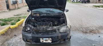 Cayó combustible sobre un motor en funcionamiento y se le incendió el auto