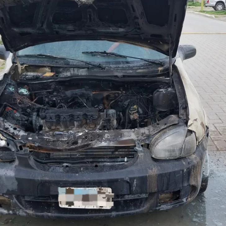 Cayó combustible sobre un motor en funcionamiento y se le incendió el auto