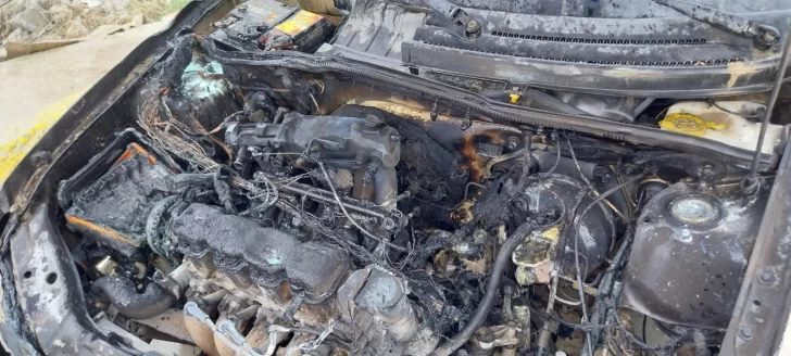 Cayó combustible sobre un motor en funcionamiento y se le incendió el auto