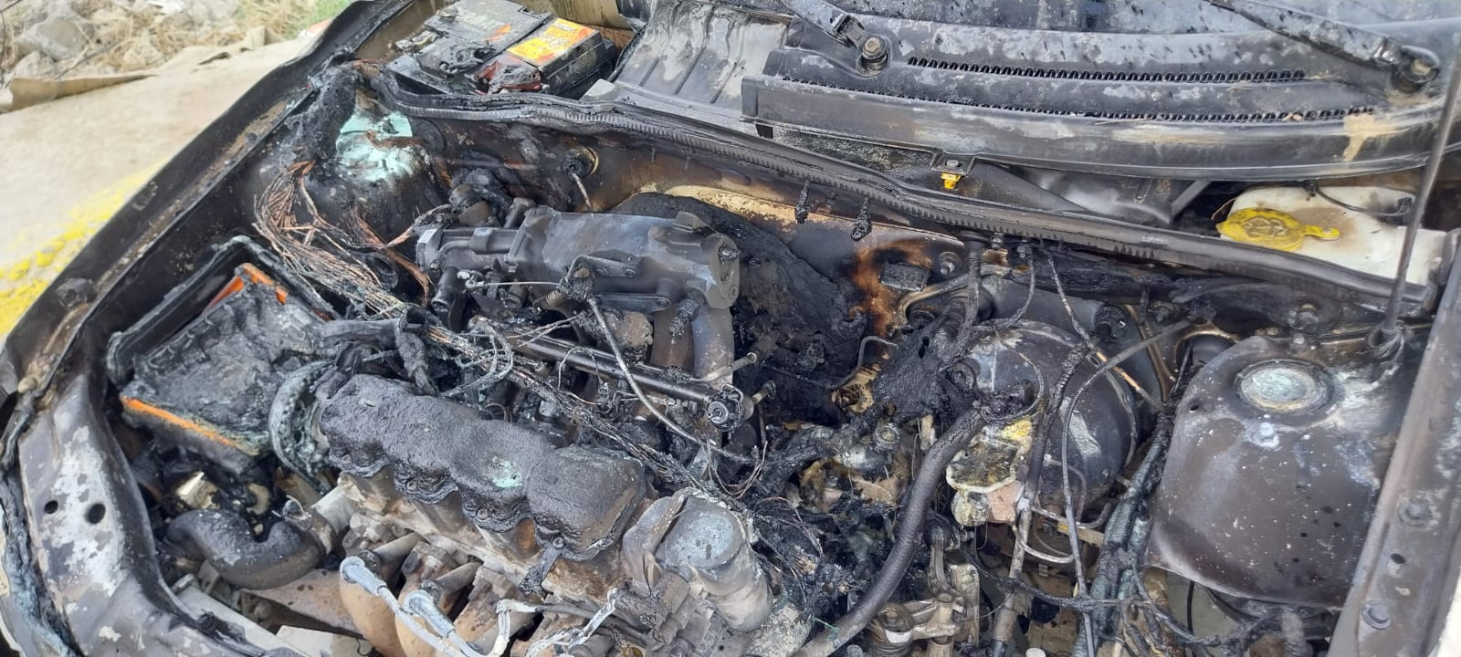 Cayó combustible sobre un motor en funcionamiento y se le incendió el auto