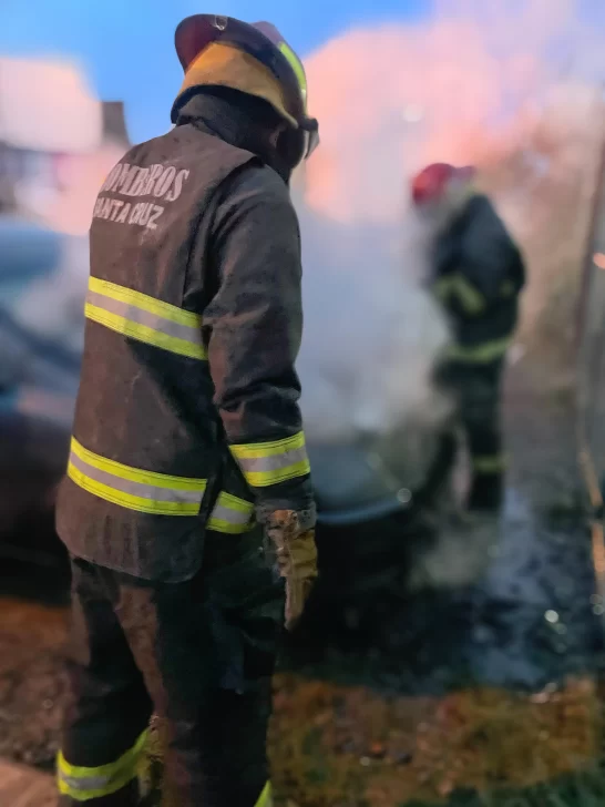 Se incendió un auto en El Calafate y los bomberos lograron controlarlo a tiempo