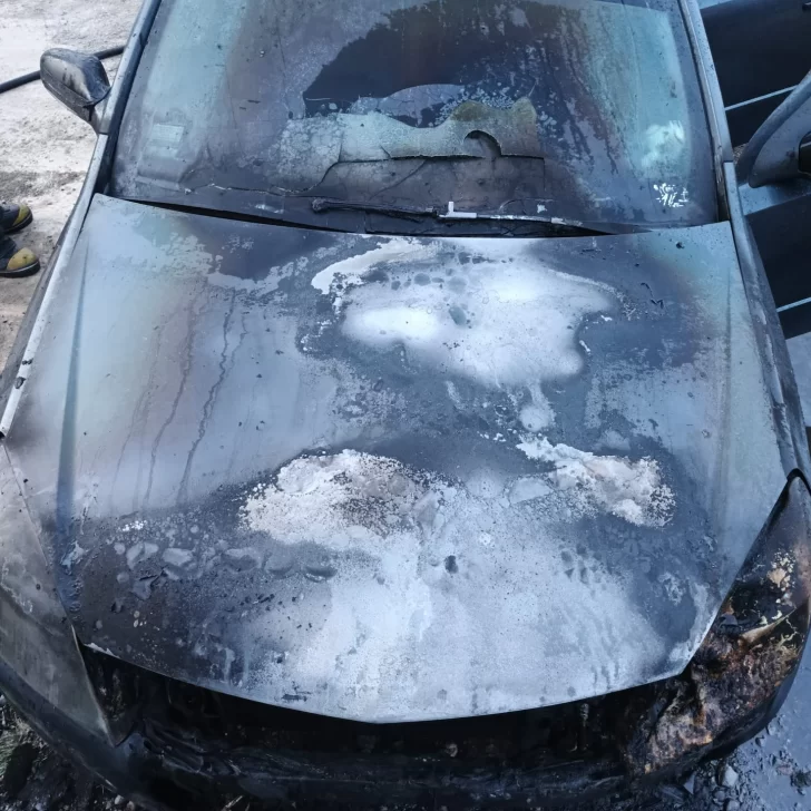 Se incendió un auto en El Calafate y los bomberos lograron controlarlo a tiempo